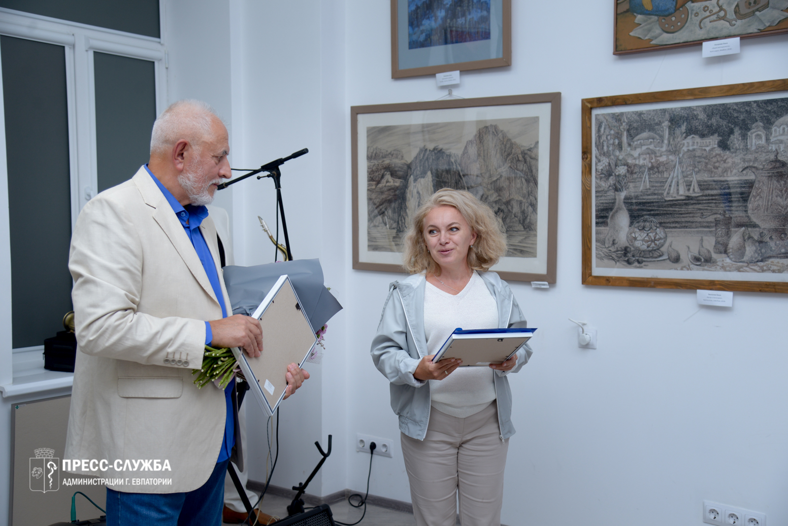 В Евпатории в Доме молодежи открылась выставка местных художников «Неслучайные встречи».